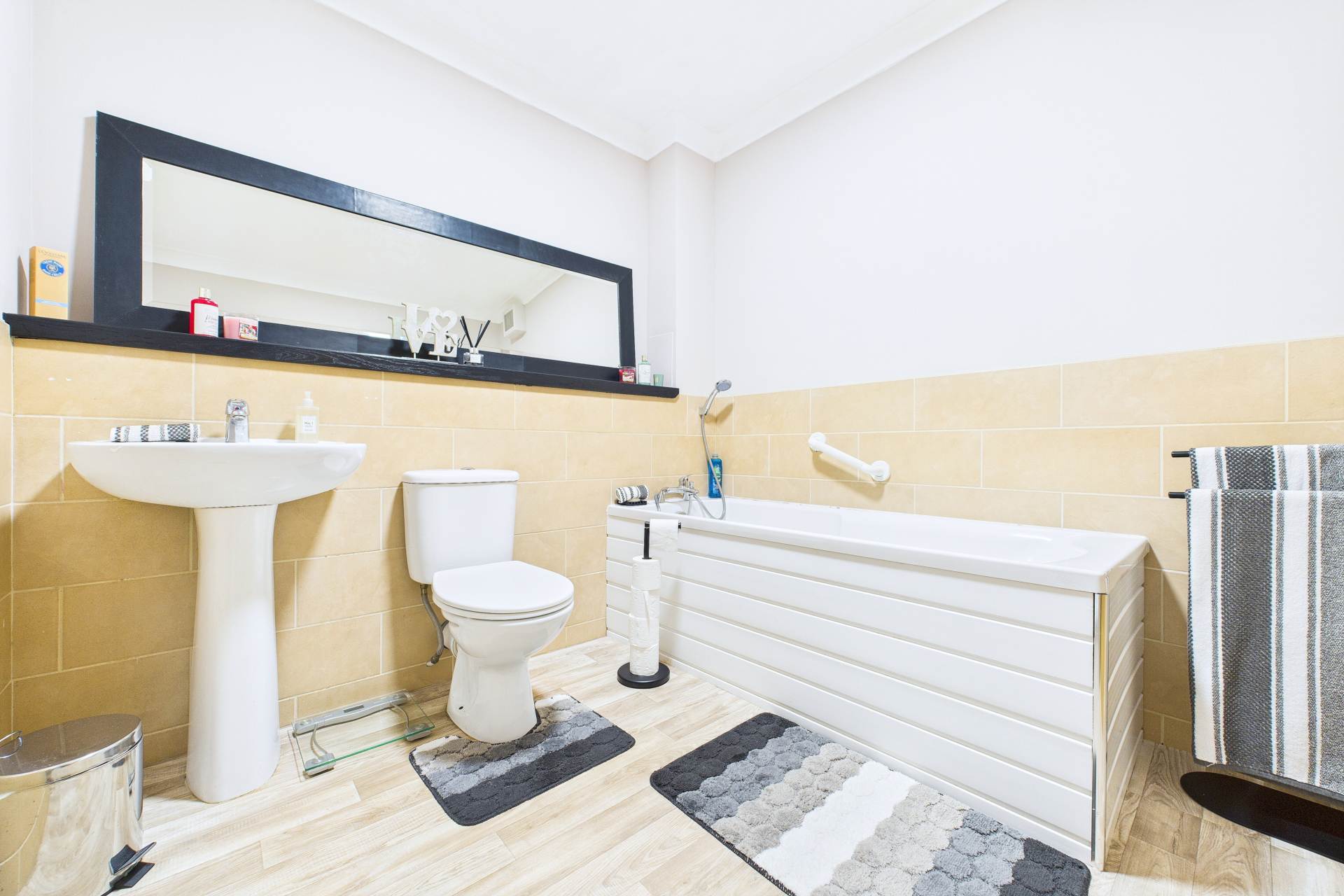 Pipers Court, Shotts